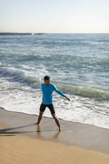 Mann beim Workout am Strand - MAUF02649