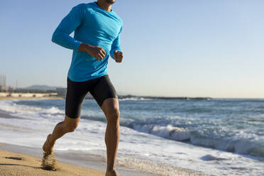 Man jogging on the beach - MAUF02654
