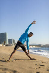 Mann beim Workout am Strand - MAUF02656