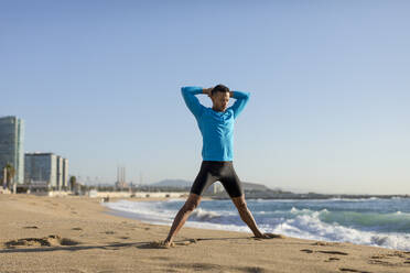 Mann beim Workout am Strand - MAUF02657