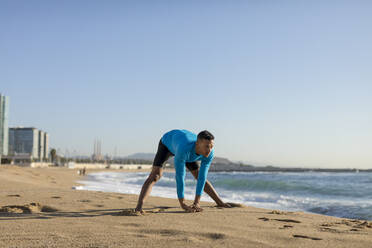 Mann beim Workout am Strand - MAUF02658