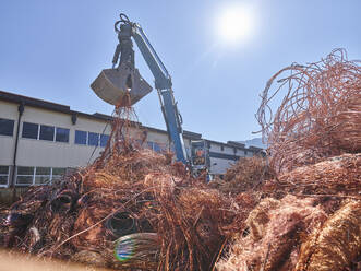 Österreich, Tirol, Brixlegg, Elektronische Kupferdrähte werden auf einem Schrottplatz recycelt - CVF01255