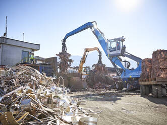 Österreich, Tirol, Brixlegg, Metallschrott wird auf dem Schrottplatz recycelt - CVF01261