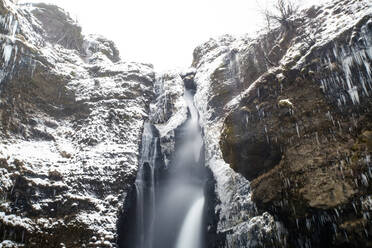 Island, Südisland, Gluggafoss Wasserfall im Winter - TAMF01729