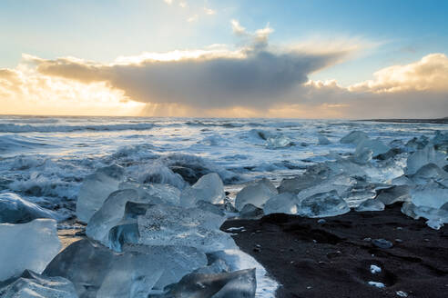Island, Südisland, Gletschersee Fjallsarlon bei Sonnenuntergang - TAMF01737