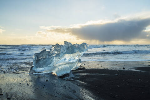Island, Südisland, Gletschersee Fjallsarlon bei Sonnenuntergang, lizenzfreies Stockfoto