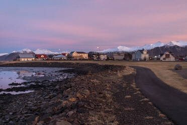 Island, Südisland, Hofn bei Sonnenaufgang im Winter - TAMF01741