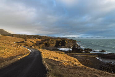 Island, Snaefellsjokull-Nationalpark, Hellnar, Snaefellsnes-Halbinsel am frühen Morgen - TAMF01752