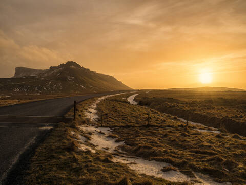 Island, Vik, Landschaft bei Sonnenuntergang, lizenzfreies Stockfoto