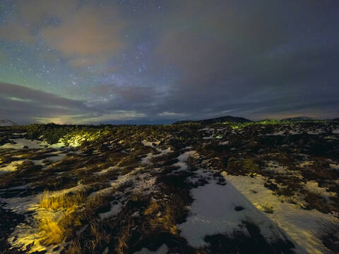 Island, Myvatn-Region bei Nacht mit Nordlicht, lizenzfreies Stockfoto