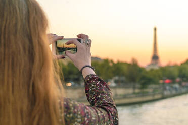 Frankreich, Paris, Frau fotografiert mit Mobiltelefon - TAMF01766