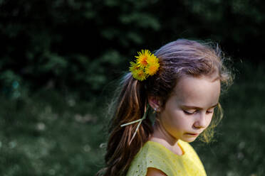 Kleines Mädchen mit Pusteblumen im Haar - OGF00026