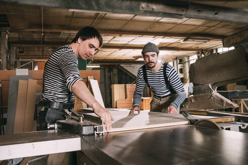 Carpenters at work on a saw - VPIF01318