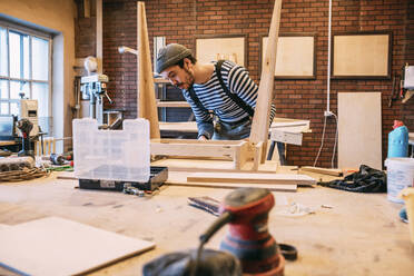 Schreiner bei der Arbeit am Holztisch - VPIF01345