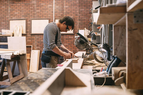 Schreiner bei der Arbeit, lizenzfreies Stockfoto