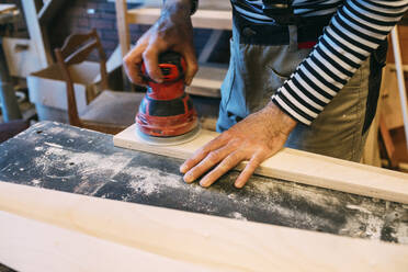 Schreiner bei der Arbeit, Holz schleifen - VPIF01367