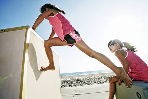 Klettergerüst für Mädchen am Strand, lizenzfreies Stockfoto