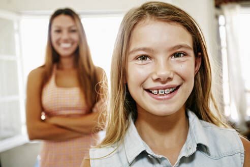 Lächelndes indianisches Mädchen mit Zahnspange - BLEF09517