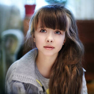 Nahaufnahme eines kaukasischen Mädchens mit langen Haaren - BLEF09668
