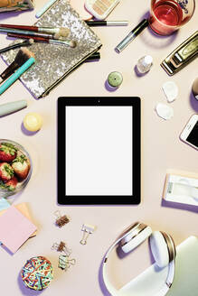 Ansicht des Formulars über dem digitalen Tablet, umgeben von persönlichen Gegenständen - FSIF03965