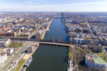 Blick von oben auf die Oberbaumbrücke über den Fluss in der Stadt - TAMF01774