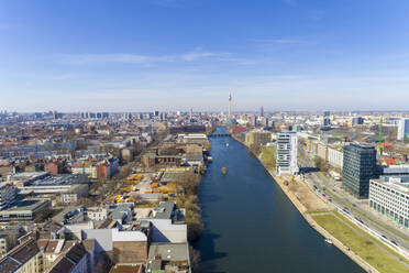 Hohe Winkel Ansicht des Flusses inmitten von Gebäuden in Berlin gegen den Himmel - TAMF01775