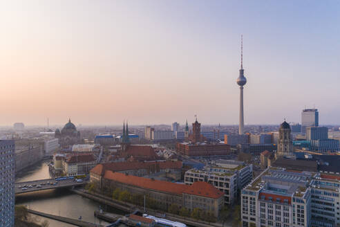 Blick von oben auf den Fernsehturm in Berlin gegen den Himmel bei Sonnenuntergang - TAMF01776