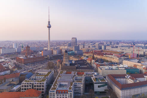 Hohe Winkelansicht des Fernsehturms in Berlin Stadt gegen den Himmel - TAMF01777