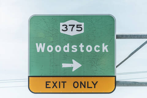 Niedriger Winkel Ansicht der Ausfahrt Straßenschild auf der Autobahn gegen den Himmel, lizenzfreies Stockfoto