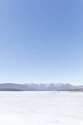 Idyllische Aufnahme des gefrorenen Eises auf dem Ashokan-Stausee vor strahlend blauem Himmel - MMAF01077