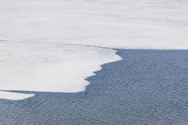 Hochformatige Ansicht des gefrorenen Eises auf dem Ashokan Reservoir an einem sonnigen Tag - MMAF01079