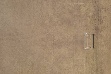 Luftaufnahme eines Torpfostens auf einem trockenen Fußballplatz im Sommer während einer Dürreperiode - MMAF01087