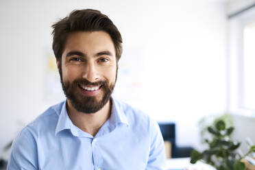 Portrait of a smiling businessman - BSZF01125