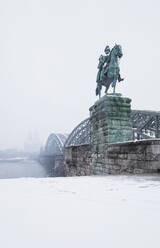 Kaiser Wilhelm I. Statue bei der Hohenzollernbrücke über den Rhein in der Stadt gegen den Himmel im Winter - GWF06135