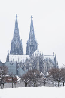 Tiefblick auf das Museum Ludwig und den Kölner Dom in der Stadt gegen den Himmel - GWF06139