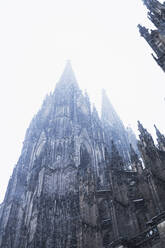 Niedriger Blickwinkel auf den historischen Kölner Dom in der Stadt bei Schneefall gegen den Himmel - GWF06142