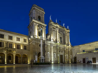 Fassade der beleuchteten Kathedrale in Brindisi vor blauem Himmel bei Nacht - AMF07174