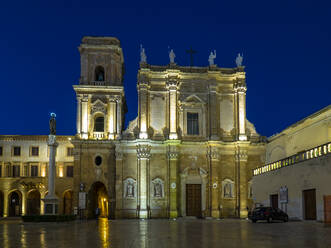 Fassade der beleuchteten Kathedrale in Brindisi bei klarem Himmel in der Nacht - AMF07175