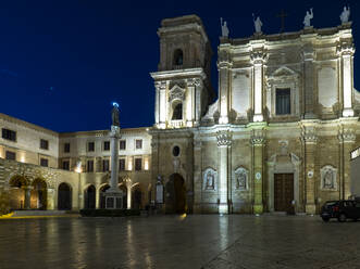 Beleuchtete Kathedrale in Brindisi bei klarem blauen Himmel in der Nacht - AMF07176