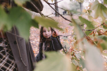 Portrait of little girl in autumn - OGF00041