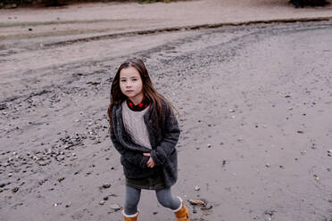 Porträt eines kleinen Mädchens am Flussufer im Herbst - OGF00045