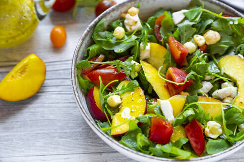 Nahaufnahme von frischem Salat in einer Schüssel auf dem Tisch - SARF04331