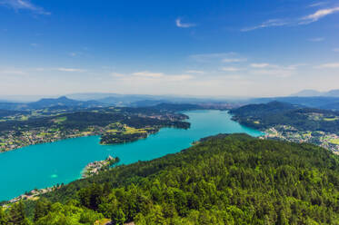 Idyllischer Blick auf die Inseln im Wörthersee vom Pyramidenkogelturm aus - THAF02527