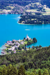 Blick vom Pyramidenkogelturm am Wörthersee auf den See und die Stadt - THAF02529