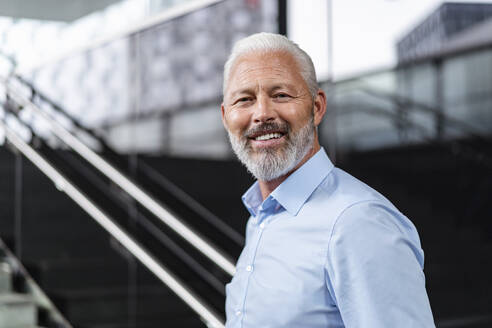 Portrait of a smiling mature businessman - DIGF07397