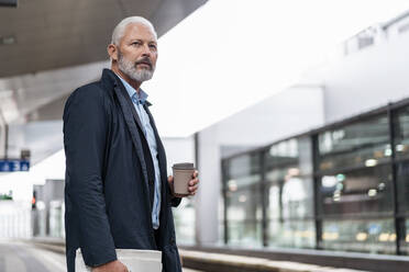 Älterer Geschäftsmann auf dem Bahnsteig - DIGF07400