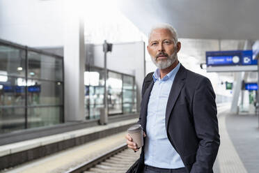 Älterer Geschäftsmann auf dem Bahnsteig - DIGF07449