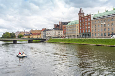 Freunde segeln im Tretboot auf dem Kanal bei Malmö - TAMF01784