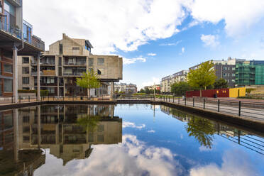 Gebäude spiegeln sich im Kanal in der Stadt vor dem Himmel - TAMF01794