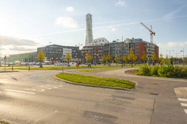 Leere Straße in Malmö Stadt gegen Himmel - TAMF01800